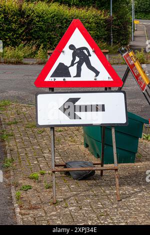 Signalisation dans le village de Marnhull, Sturminter Newton, Dorset conseillant la fermeture de la route et les hommes au travail Banque D'Images