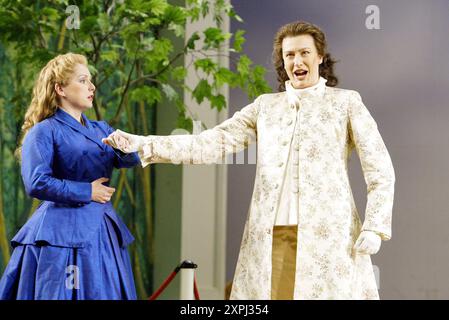 de gauche à droite : Rebecca Evans (Romilda), Sarah Connolly (Xerxès) dans XERXÈS à l'English National Opera (ENO), London Coliseum, Londres WC2 07/11/2002 musique : George Frideric Handel texte : Nicolo Minato chef d'orchestre : Harry Bicket design : David Fielding éclairage : Paul Pyant traducteur & réalisateur : Nicholas Hytner Banque D'Images
