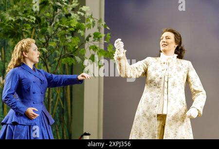 de gauche à droite : Rebecca Evans (Romilda), Sarah Connolly (Xerxès) dans XERXÈS à l'English National Opera (ENO), London Coliseum, Londres WC2 07/11/2002 musique : George Frideric Handel texte : Nicolo Minato chef d'orchestre : Harry Bicket design : David Fielding éclairage : Paul Pyant traducteur & réalisateur : Nicholas Hytner Banque D'Images