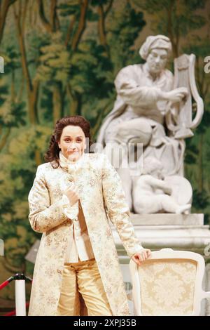 Katarina Karneus (Xerxes) in XERXES at English National Opera (ENO), London Coliseum, London WC2 19/11/2005 musique : George Frideric Handel texte : Nicolo Minato chef d'orchestre : Harry Bicket design : David Fielding éclairage : Paul Pyant traducteur & réalisateur : Nicholas Hytner Banque D'Images