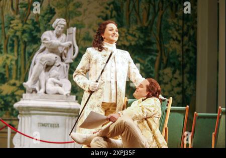 Katarina Karneus (Xerxes), Lawrence Zazzo (Arsamenes) in XERXES at English National Opera (ENO), London Coliseum, London WC2 19/11/2005 musique : George Frideric Handel texte : Nicolo Minato chef d'orchestre : Harry Bicket design : David Fielding éclairage : Paul Pyant traducteur & réalisateur : Nicholas Hytner Banque D'Images