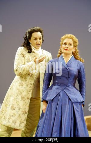 de gauche à droite : Katarina Karneus (Xerxes), Janis Kelly (Romilda) dans XERXES à l'English National Opera (ENO), London Coliseum, Londres WC2 19/11/2005 musique : George Frideric Handel texte : Nicolo Minato chef d'orchestre : Harry Bicket design : David Fielding éclairage : Paul Pyant traducteur & réalisateur : Nicholas Hytner Banque D'Images