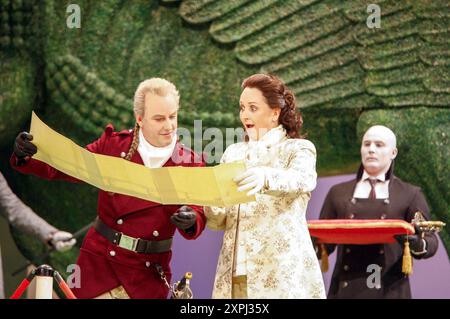 Avant gauche : Neal Davies (Ariodates), Katarina Karneus (Xerxes) in XERXES at English National Opera (ENO), London Coliseum, London WC2 19/11/2005 musique : George Frideric Handel texte : Nicolo Minato chef d'orchestre : Harry Bicket design : David Fielding éclairage : Paul Pyant traducteur & réalisateur : Nicholas Hytner Banque D'Images