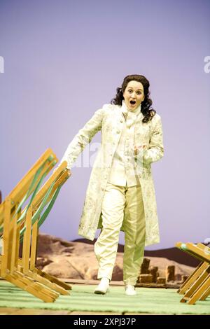 Katarina Karneus (Xerxes) in XERXES at English National Opera (ENO), London Coliseum, London WC2 19/11/2005 musique : George Frideric Handel texte : Nicolo Minato chef d'orchestre : Harry Bicket design : David Fielding éclairage : Paul Pyant traducteur & réalisateur : Nicholas Hytner Banque D'Images