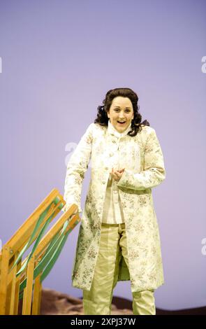 Katarina Karneus (Xerxes) in XERXES at English National Opera (ENO), London Coliseum, London WC2 19/11/2005 musique : George Frideric Handel texte : Nicolo Minato chef d'orchestre : Harry Bicket design : David Fielding éclairage : Paul Pyant traducteur & réalisateur : Nicholas Hytner Banque D'Images