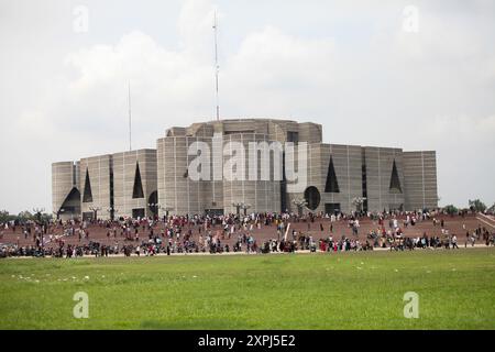 CONTENU GRAPHIQUE DE NOTE EDS. Dhaka, Dhaka, Bangladesh. 6 août 2024. Personnes vues en visite au parlement à Dhaka, au Bangladesh, le 6 août 2024. Sheikh Hasina a démissionné et a fui le pays le 5 août 2024. (Crédit image : © Abu Sufian Jewel/ZUMA Press Wire) USAGE ÉDITORIAL SEULEMENT! Non destiné à UN USAGE commercial ! Crédit : ZUMA Press, Inc/Alamy Live News Banque D'Images