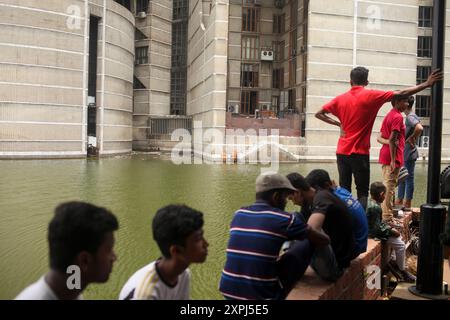CONTENU GRAPHIQUE DE NOTE EDS. Dhaka, Dhaka, Bangladesh. 6 août 2024. Personnes vues en visite au parlement à Dhaka, au Bangladesh, le 6 août 2024. Sheikh Hasina a démissionné et a fui le pays le 5 août 2024. (Crédit image : © Abu Sufian Jewel/ZUMA Press Wire) USAGE ÉDITORIAL SEULEMENT! Non destiné à UN USAGE commercial ! Crédit : ZUMA Press, Inc/Alamy Live News Banque D'Images