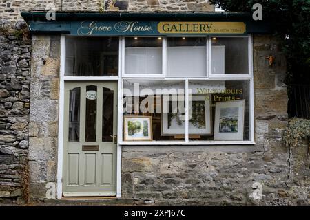 Grassington Yorkshire UK- 27 juillet 2024. Charmante façade de galerie d'art présentant des aquarelles et des gravures dans un bâtiment rustique en pierre. Banque D'Images