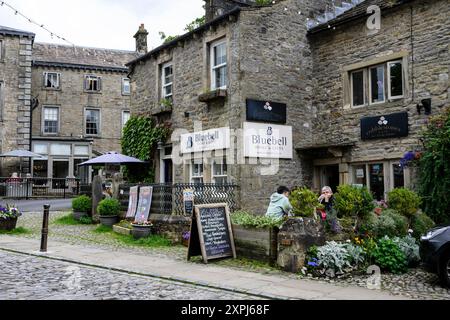 Grassington Yorkshire UK- 27 juillet 2024. Charmant coin de rue en pierre avec cafés et boutiques confortables dans un cadre de village pittoresque. Banque D'Images