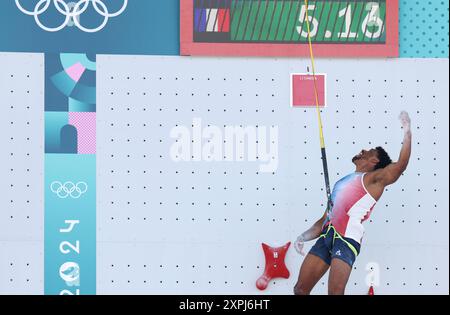 Le Bourget, France. 6 août 2024. Bassa Mawem, de France, réagit lors de la qualification de vitesse masculine de l'escalade sportive aux Jeux Olympiques de Paris 2024, sur le site d'escalade du Bourget, près de Paris, France, le 6 août 2024. Crédit : Gao Jing/Xinhua/Alamy Live News Banque D'Images