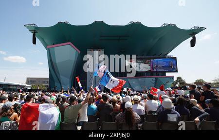 Le Bourget, France. 6 août 2024. Les spectateurs regardent la qualification de vitesse masculine de l'escalade sportive aux Jeux Olympiques de Paris 2024 dans le site d'escalade du Bourget, près de Paris, France, le 6 août 2024. Crédit : Gao Jing/Xinhua/Alamy Live News Banque D'Images