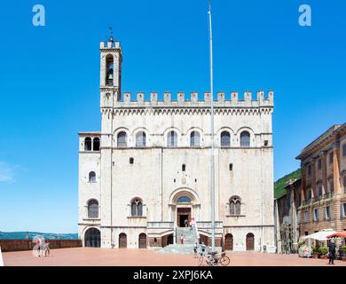 Gubbio, Pérouse, Italie, Palazzo dei Consoli sur la Piazza Grande, éditorial seulement. Banque D'Images