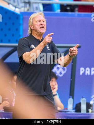 Lyon, France. 06 août 2024. Horst Hrubesch, entraîneur, team manager DFB Women, Bundestrainer, Chef-entraîneur DFB Frauen, au match de demi-finale olympique féminin ALLEMAGNE - USA au stade de Lyon à Lyon le 6 août 2024 à Lyon, France. Saison 2024/2025 photographe : ddp images/STAR-images crédit : ddp Media GmbH/Alamy Live News Banque D'Images