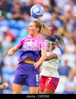 Lyon, France. 06 août 2024. Sydney Lohmann, DFB Frauen 8 Competition for the ball, tackling, duel, header, zweikampf, action, lutte contre Crystal Dunn, USA femmes Nr. 7 au match de demi-finale olympique féminin ALLEMAGNE - USA au stade de Lyon à Lyon le 6 août 2024 à Lyon, France. Saison 2024/2025 photographe : ddp images/STAR-images crédit : ddp Media GmbH/Alamy Live News Banque D'Images