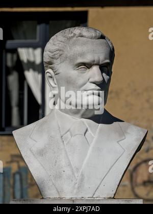 Travnik, Bosnie-Herzégovine – août 2023 : Josip Broz Tito buste dans le parc derrière le musée ('Zavičajni muzej'). Banque D'Images