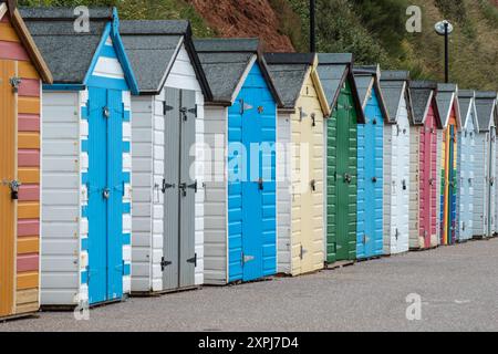 Cabanes de plage colorées sur le front de mer à Seaton dans le Devon, Devonshire, Angleterre Banque D'Images