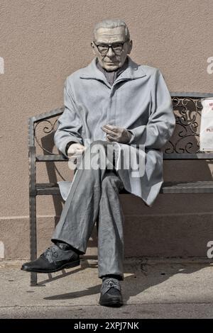 Travnik, Bosnie-Herzégovine – août 2023 : Ivo Andrić (1892 – 13 mars 1975) assis sur un banc devant la bibliothèque de Travnik. Andrić était un Yugo Banque D'Images