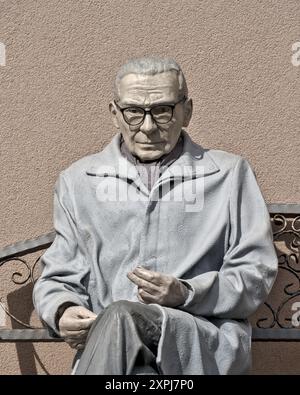 Travnik, Bosnie-Herzégovine – août 2023 : Ivo Andrić (1892 – 13 mars 1975) assis sur un banc devant la bibliothèque de Travnik. Andrić était un Yugo Banque D'Images