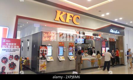 Les clients ont vu commander de la nourriture à la chaîne de restauration rapide américaine Kentucky Fried Chicken (KFC) à Hong Kong, en Chine. Banque D'Images