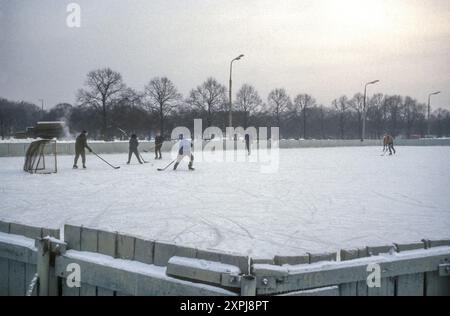 1990 archive photographie de personnes jouant au hockey sur glace dans le parc Gorky, Moscou en hiver. Banque D'Images