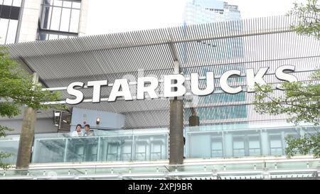 Hong Kong, Chine. 06 août 2024. Un couple vu sous le logo starbucks du café à Hong Kong, Chine (photo de Serene Lee/SOPA images/SIPA USA) crédit : SIPA USA/Alamy Live News Banque D'Images