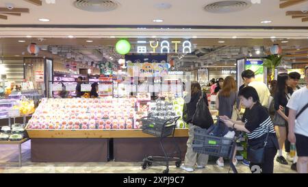 Hong Kong, Chine. 06 août 2024. Les clients achètent des fruits dans un supermarché YATA à Hong Kong, Chine (photo par Serene Lee/SOPA images/SIPA USA) crédit : SIPA USA/Alamy Live News Banque D'Images