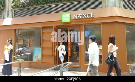 Hong Kong, Chine. 06 août 2024. Un client tient un verre et quitte le magasin NAIXUE à Hong Kong (photo de Serene Lee/SOPA images/Sipa USA) crédit : Sipa USA/Alamy Live News Banque D'Images