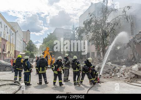 Kharkiv, Ukraine. 06 août 2024. Les pompiers s'efforcent d'éteindre les flammes à l'intérieur du bâtiment frappé. L’attaque russe sur Kharkiv le mardi 6 août 2024 a fait 8 blessés et causé d’importants dégâts à 15 bâtiments, bureaux, une polyclinique, une université et 25 voitures. (VX photo/ Vudi Xhymshiti) crédit : VX Pictures/Alamy Live News crédit : VX Pictures/Alamy Live News Banque D'Images