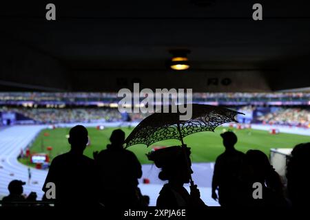 Paris, France. 6 août 2024. Un spectateur tenant un parapluie est vu pendant les Jeux Olympiques de Paris 2024 à Paris, France, le 6 août 2024. Crédit : Li Ming/Xinhua/Alamy Live News Banque D'Images