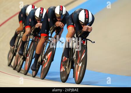 Les britanniques Ethan Hayter, Oliver Wood, Charlie Tanfield et Ethan Vernon lors de la poursuite par équipe masculine au Vélodrome national de Saint-Quentin-en-Yvelines, le onzième jour des Jeux Olympiques de Paris en 2024. Date de la photo : mardi 6 août 2024. Banque D'Images