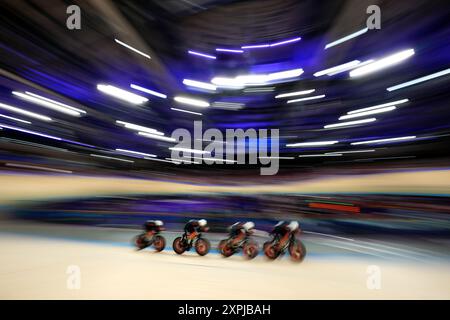 Les britanniques Ethan Hayter, Oliver Wood, Charlie Tanfield et Ethan Vernon lors de la poursuite par équipe masculine au Vélodrome national de Saint-Quentin-en-Yvelines, le onzième jour des Jeux Olympiques de Paris en 2024. Date de la photo : mardi 6 août 2024. Banque D'Images