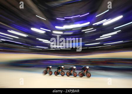 Les britanniques Ethan Hayter, Oliver Wood, Charlie Tanfield et Ethan Vernon lors de la poursuite par équipe masculine au Vélodrome national de Saint-Quentin-en-Yvelines, le onzième jour des Jeux Olympiques de Paris en 2024. Date de la photo : mardi 6 août 2024. Banque D'Images