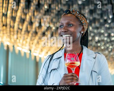 jeune femme buvant un verre de vin blanc Banque D'Images