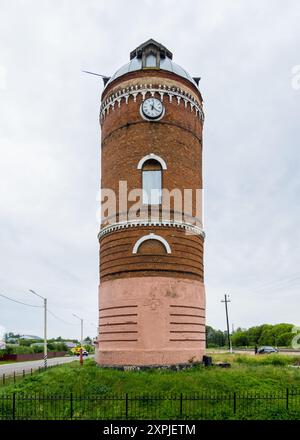 Krasnoe, Russie - 15 juin 2023 : château d'eau pré-révolutionnaire avec horloge, village de Krasnoe, région de Lipetsk Banque D'Images