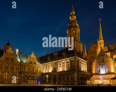 Vue sur le centre-ville de Veurne en Flandre, où les maisons médiévales ont été restaurées après la première Guerre mondiale Banque D'Images