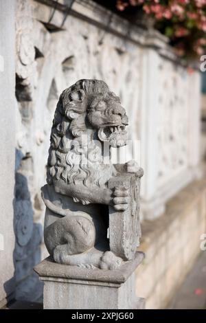 Détails sculptés en pierre à l'entrée de l'Hôtel de ville avec loggia Renaissance, crépuscule, Veurne, Flandre occidentale, Flandre, Belgique Banque D'Images