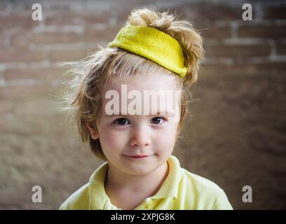 Enfant sportif. Mode sport pour enfants. Mignon petit garçon champion en vêtements de sport. Enfant en t-shirt jaune. Enfant portant des vêtements de sport. Enfants sportifs. Enfance Banque D'Images