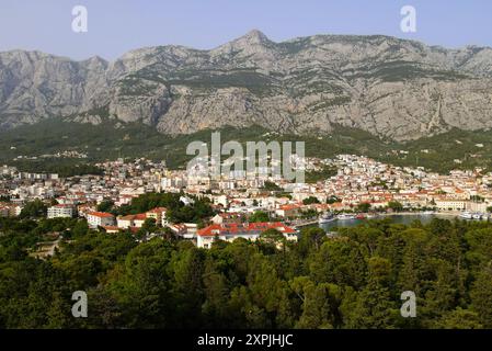 Makarska, Croatie. Ville côtière, mer et montagnes. Photographie aérienne à partir d'un drone. Ville croate sur la mer Adriatique. Makarska Riviera Banque D'Images