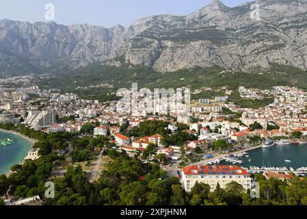 Makarska, Croatie. Ville côtière, mer et montagnes. Photographie aérienne à partir d'un drone. Ville croate sur la mer Adriatique. Makarska Riviera Banque D'Images