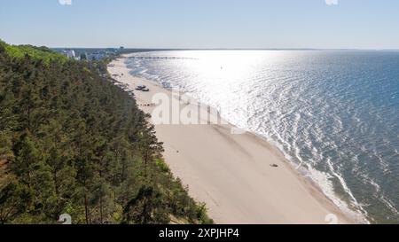 Côte de la mer Baltique à Miedzyzdroje, Pologne. Vue aérienne sur la plage et l'eau, photo Drone Banque D'Images