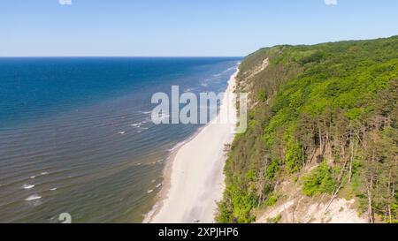 Côte de la mer Baltique à Miedzyzdroje, Pologne. Vue aérienne sur la plage et l'eau, photo Drone Banque D'Images
