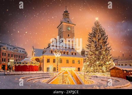 Marché de Noël et des décorations arbre en plein centre de la ville de Brasov, en Transylvanie, Roumanie Banque D'Images