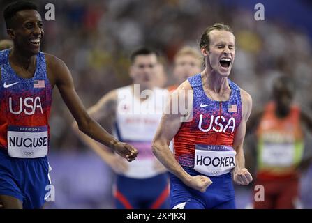 USA Yared Nuguse et USA Cole Hocker célèbrent la fin de la finale du 1500m masculin lors de la compétition d'athlétisme aux Jeux Olympiques de Paris 2024, le mardi 06 août 2024 à Paris, France. Les Jeux de la XXXIIIe Olympiade se déroulent à Paris du 26 juillet au 11 août. La délégation belge compte 165 athlètes en compétition dans 21 sports. BELGA PHOTO JASPER JACOBS crédit : Belga News Agency/Alamy Live News Banque D'Images