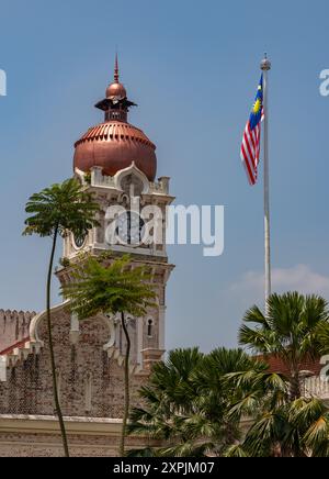 Une photo du bâtiment du Sultan Abdul Samad et du drapeau malaisien. Banque D'Images