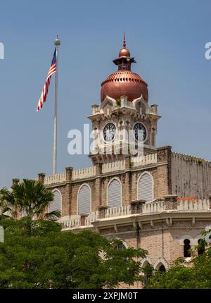 Une photo du bâtiment du Sultan Abdul Samad et du drapeau malaisien. Banque D'Images