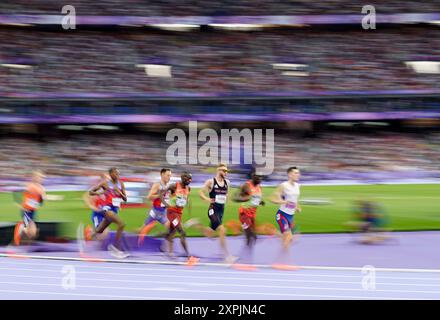 Paris, France. 06 août 2024. Le norvégien Jakob Ingebrigtsen (R) mène les coureurs de la finale du 1500 m masculin au stade de France lors de la compétition d'athlétisme des Jeux Olympiques de Paris 2024 à Paris, France, le mardi 6 août 2024. Hocker a remporté la médaille d’or, Josh Kerr, de Grande-Bretagne, l’argent et Nuguse, la médaille de bronze. Photo de Paul Hanna/UPI crédit : UPI/Alamy Live News Banque D'Images