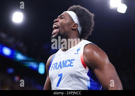 Paris, France, 6 août 2024. Guerschon Yabusele de Team France réagit lors du match de finale du quart de basket-ball masculin Paris 2024 aux Jeux Olympiques entre la France et le Canada au Bercy Arena le 6 août 2024 à Paris, France. Crédit : Pete Dovgan/Speed Media/Alamy Live News Banque D'Images