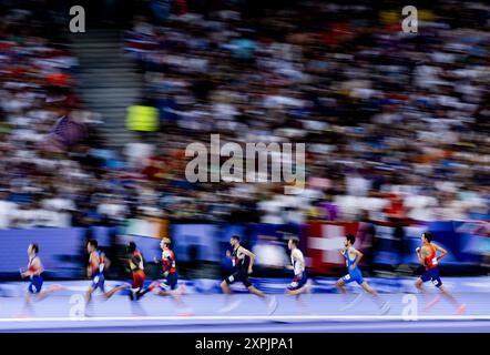 Paris, France. 06 août 2024. PARIS - les athlètes néerlandais Stefan Nillessen (R) et Niels Laros (4ème l) en action lors de la finale sur le 1500 mètres pendant les Jeux Olympiques. ANP REMKO DE WAAL crédit : ANP/Alamy Live News Banque D'Images