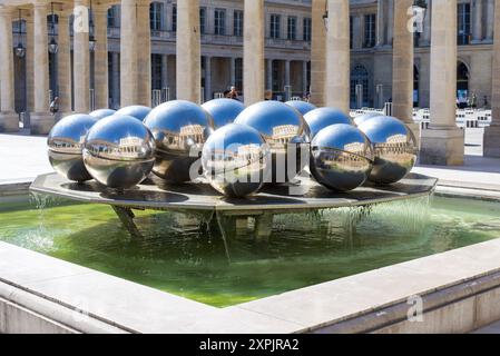 Paris, France 08.05.2024 gros plan de la fontaine de Pol Bury, le Palais Royal à Paris Banque D'Images