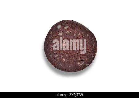 Une seule tranche de saucisse de sang de pudding noir isolée sur blanc avec chemin, photographiée d'en haut Banque D'Images